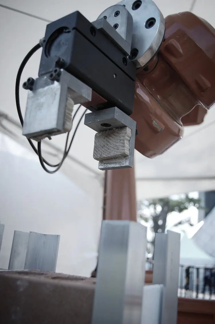 Robot fitted with a brick gripper